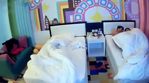 小旅馆偷拍白嫩美女秘书和领导出差被领导左床干到右床瘫软在床上